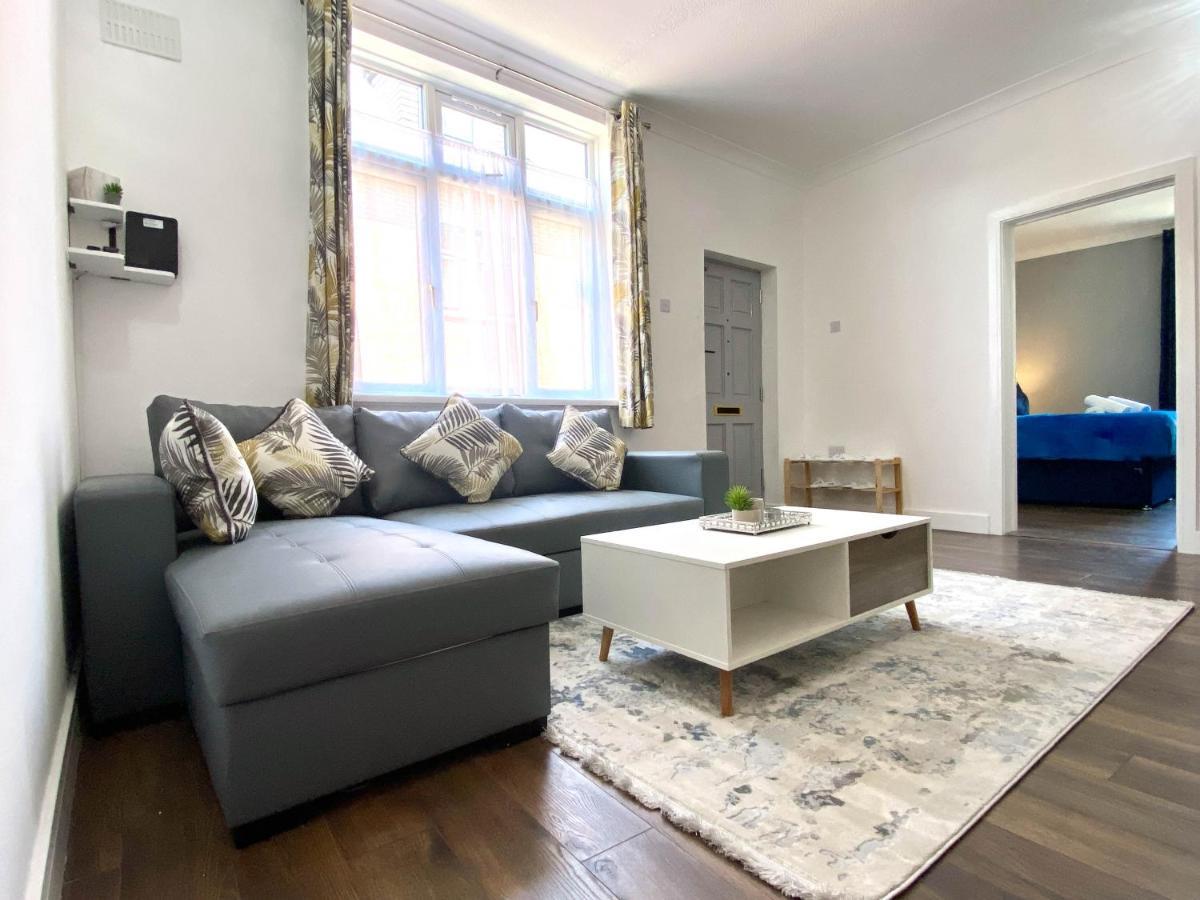 2 Bed Town Centre Nr Theatre Free Park Wi-Fi & Garden Apartment Aylesbury  Bagian luar foto